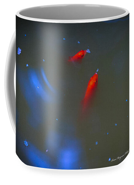 Gold fish eating - Mug
