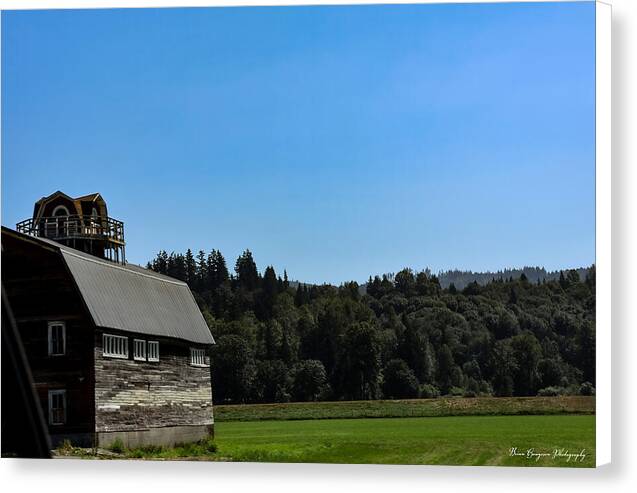 Old Barn - Canvas Print