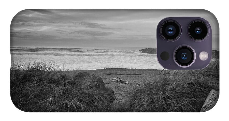 Black and white walk to the beach - Phone Case
