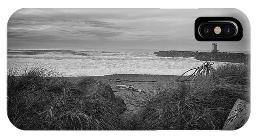 Black and white walk to the beach - Phone Case