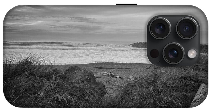 Black and white walk to the beach - Phone Case