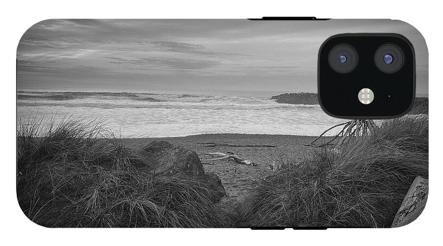 Black and white walk to the beach - Phone Case