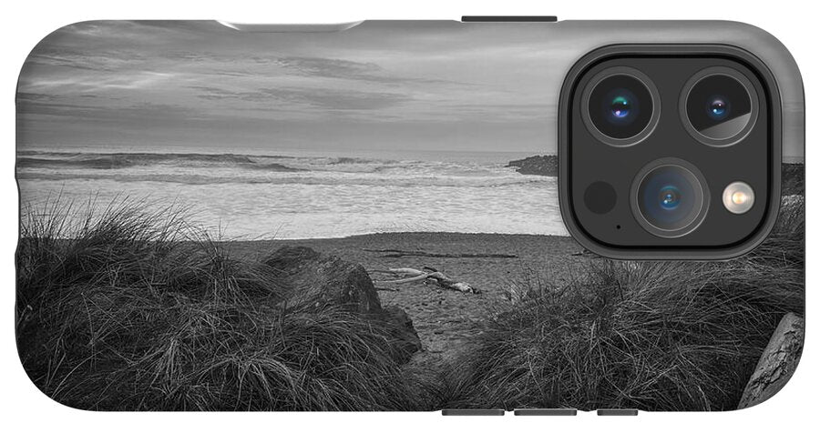 Black and white walk to the beach - Phone Case