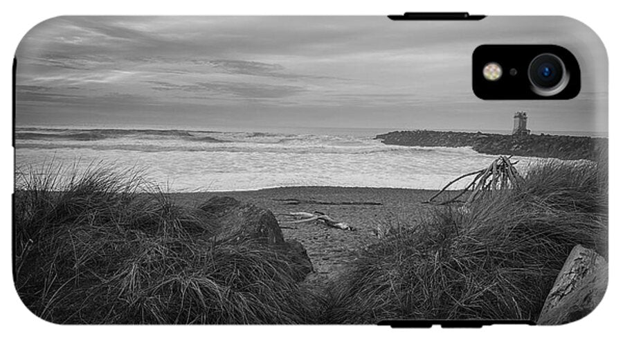 Black and white walk to the beach - Phone Case