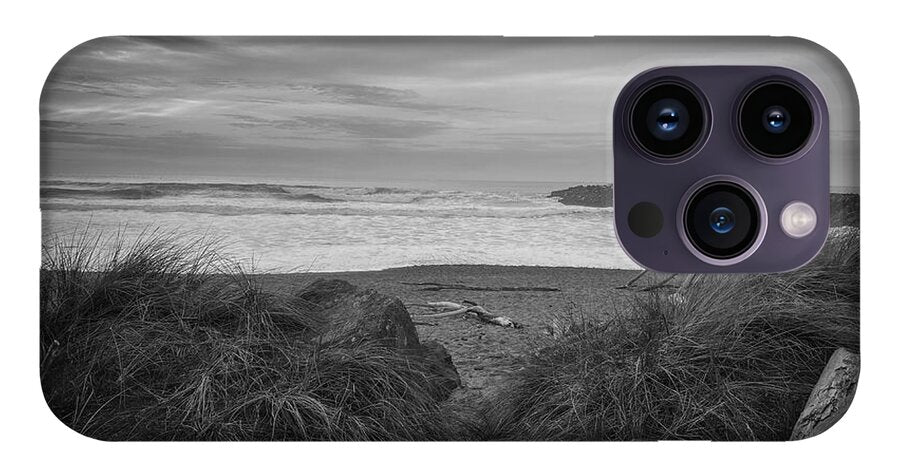 Black and white walk to the beach - Phone Case