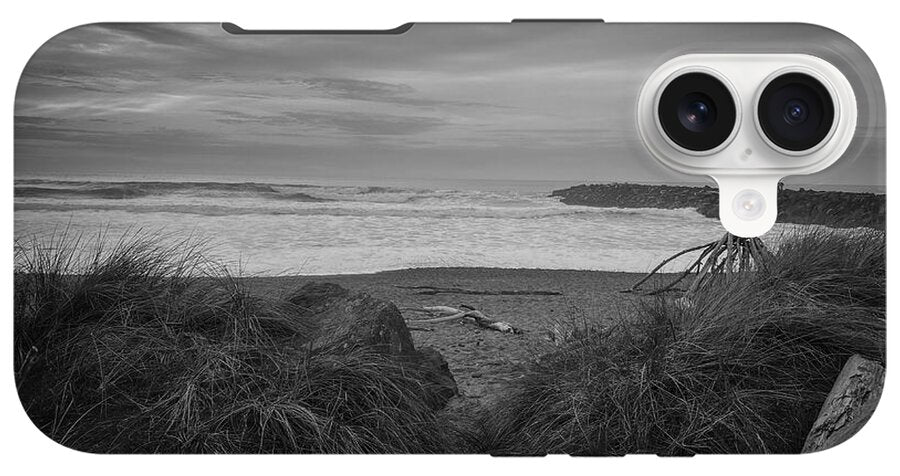 Black and white walk to the beach - Phone Case