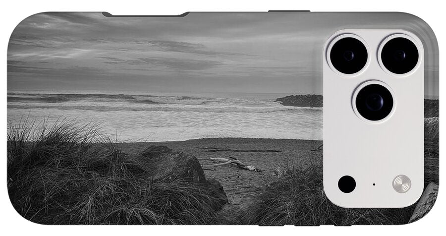 Black and white walk to the beach - Phone Case