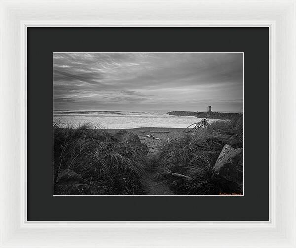 Black and white walk to the beach - Framed Print