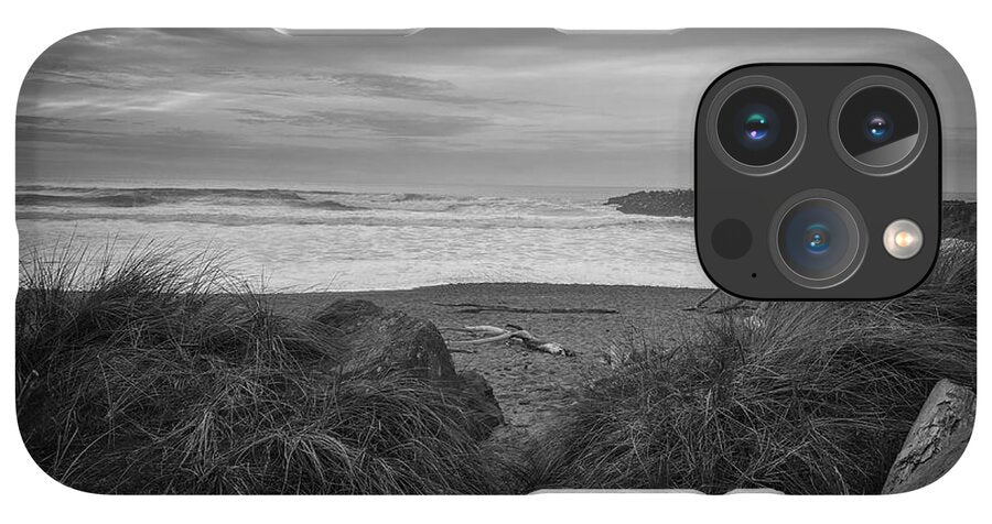Black and white walk to the beach - Phone Case
