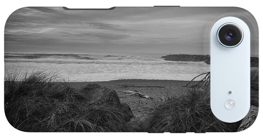 Black and white walk to the beach - Phone Case