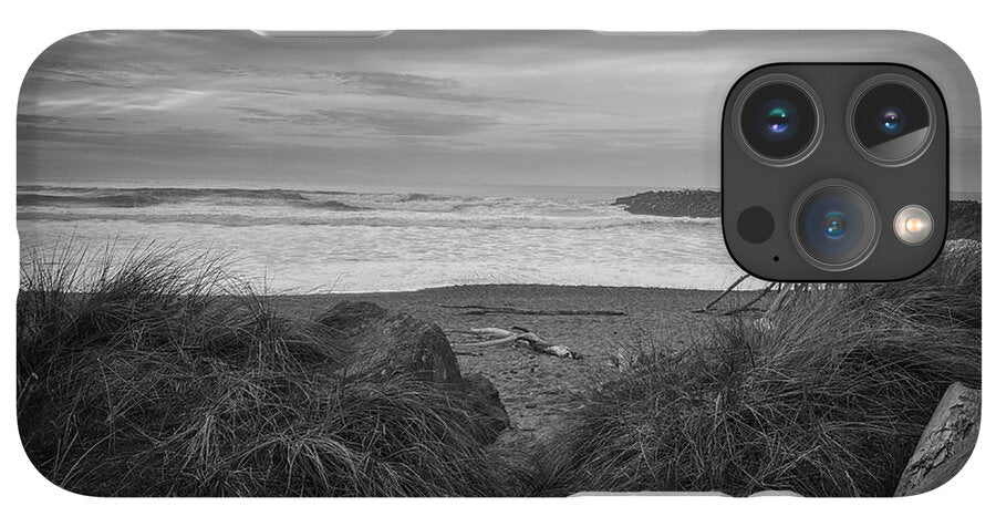 Black and white walk to the beach - Phone Case