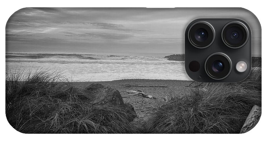 Black and white walk to the beach - Phone Case