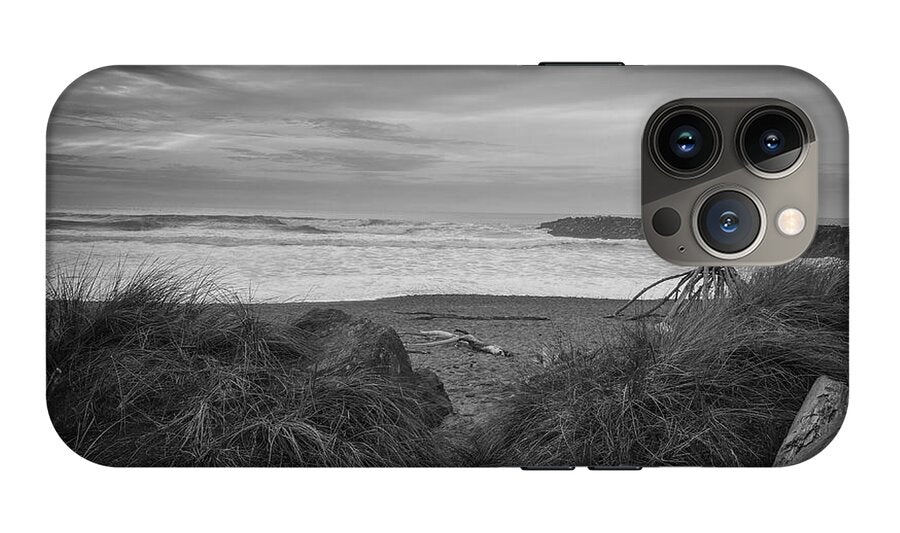Black and white walk to the beach - Phone Case