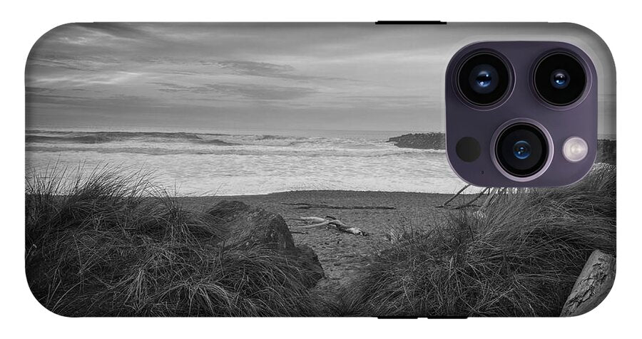 Black and white walk to the beach - Phone Case