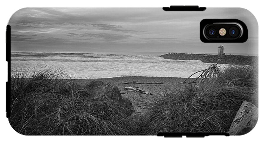 Black and white walk to the beach - Phone Case