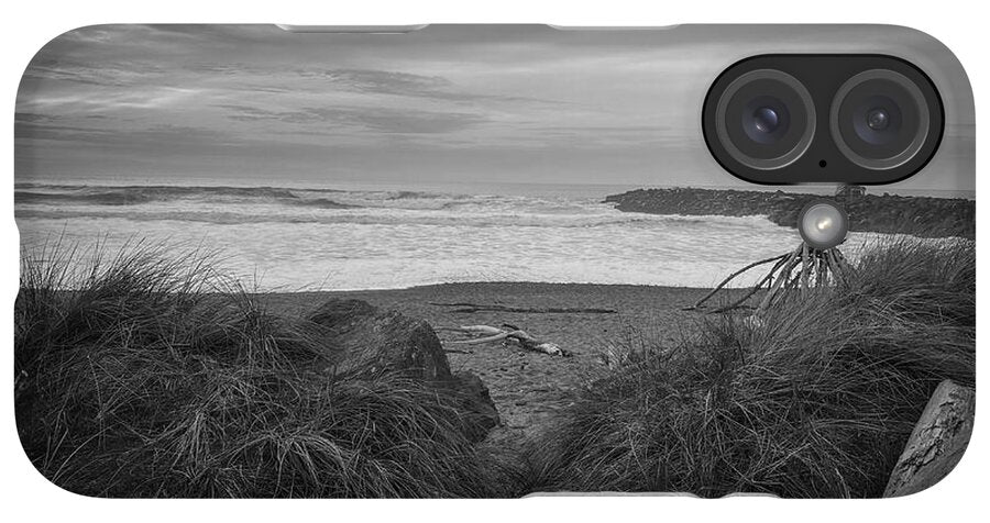Black and white walk to the beach - Phone Case