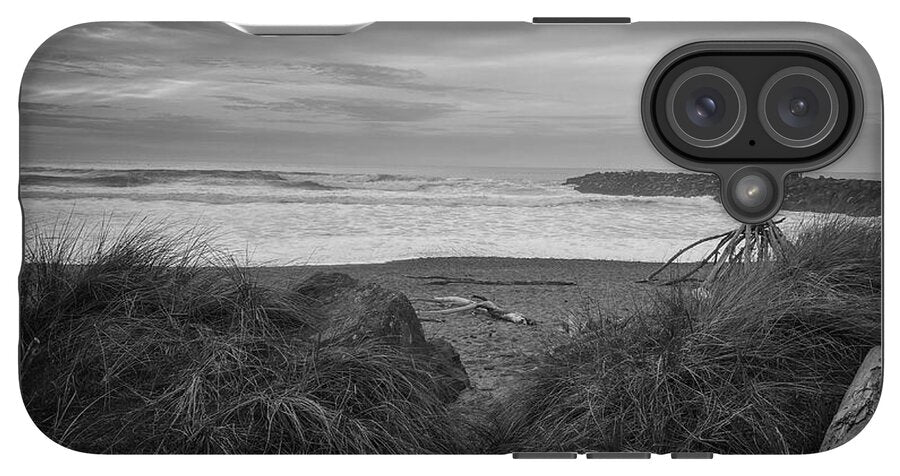 Black and white walk to the beach - Phone Case