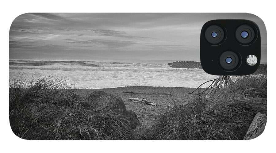 Black and white walk to the beach - Phone Case