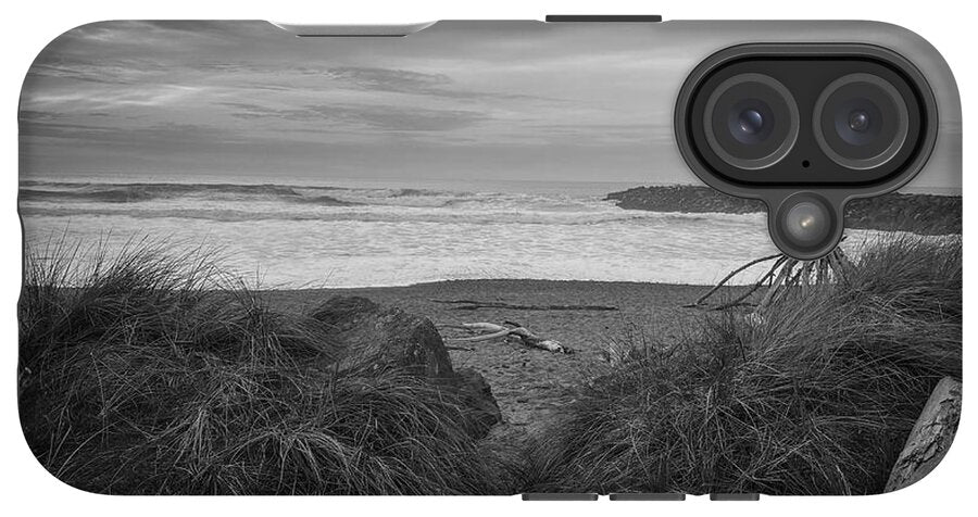 Black and white walk to the beach - Phone Case