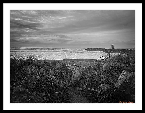 Black and white walk to the beach - Framed Print