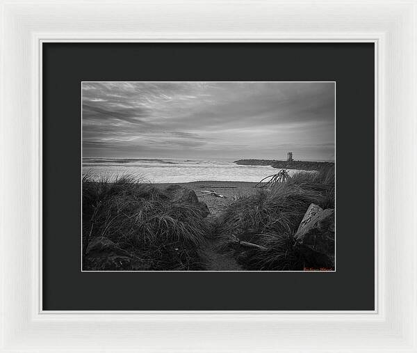 Black and white walk to the beach - Framed Print