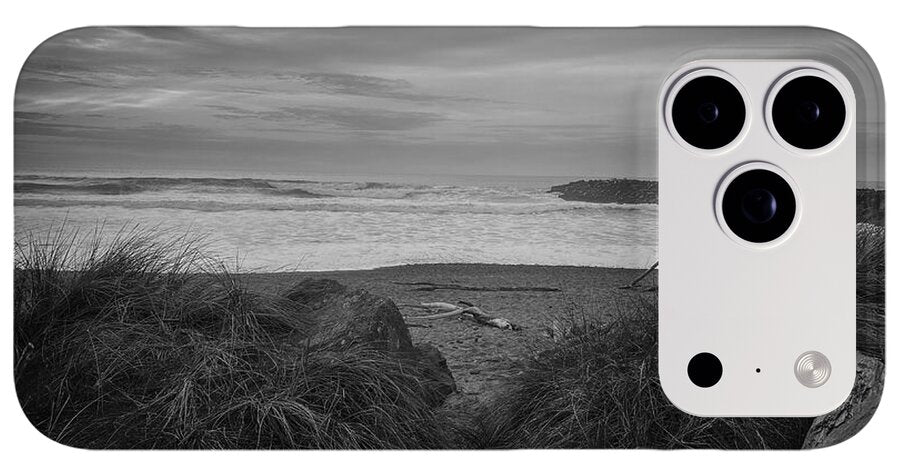 Black and white walk to the beach - Phone Case