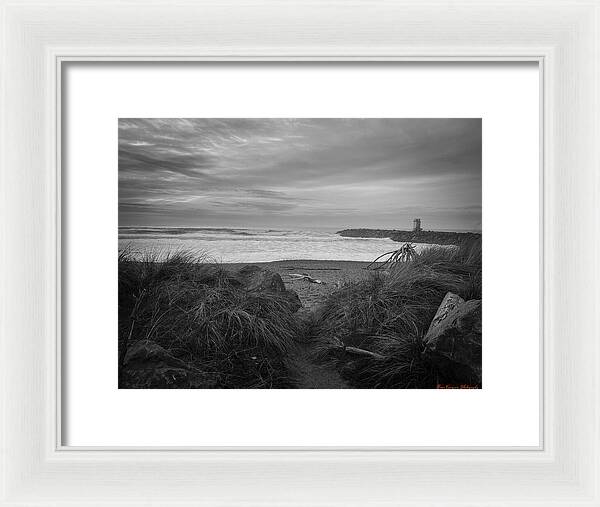Black and white walk to the beach - Framed Print