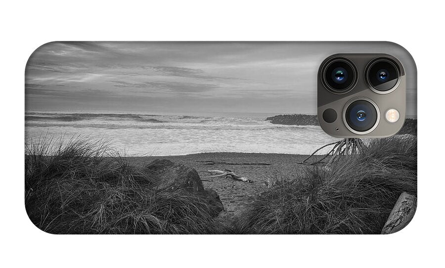 Black and white walk to the beach - Phone Case