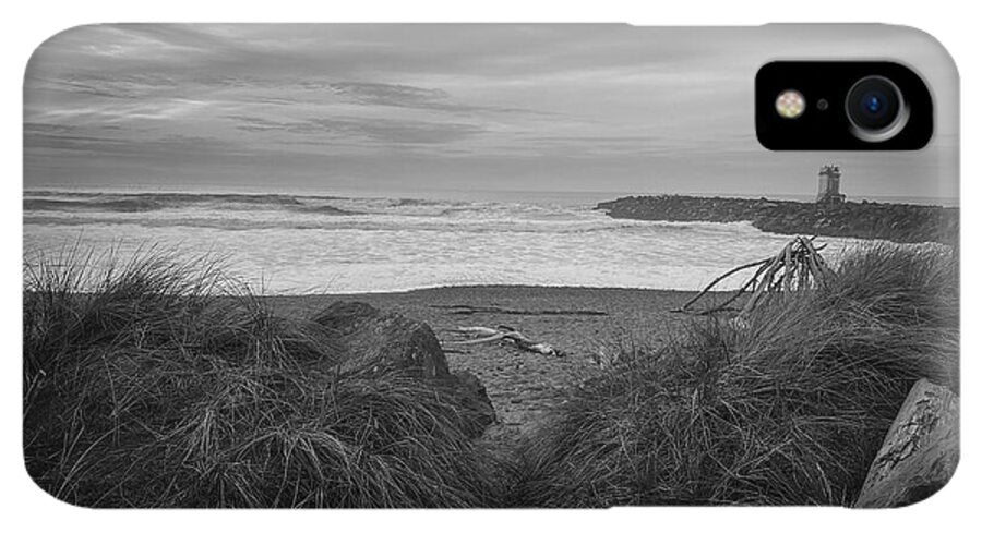 Black and white walk to the beach - Phone Case