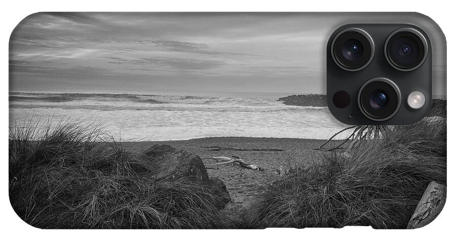 Black and white walk to the beach - Phone Case