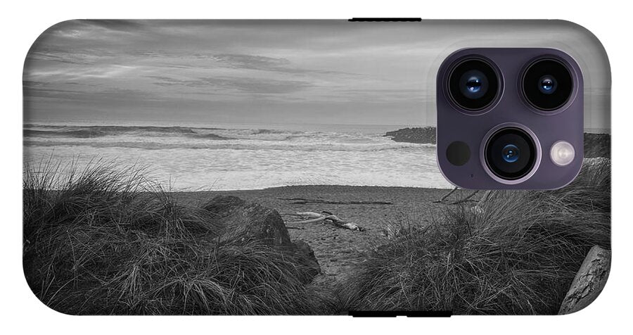 Black and white walk to the beach - Phone Case