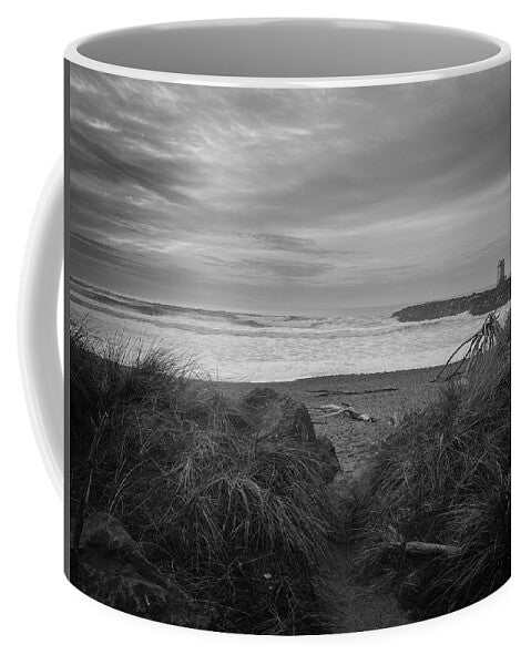 Black and white walk to the beach - Mug
