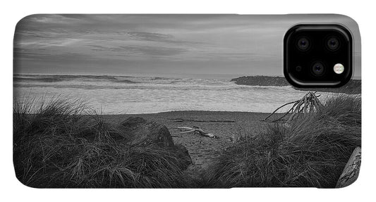 Black and white walk to the beach - Phone Case