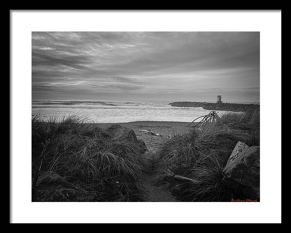 Black and white walk to the beach - Framed Print
