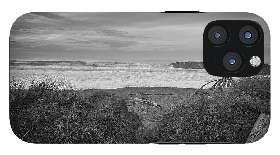 Black and white walk to the beach - Phone Case