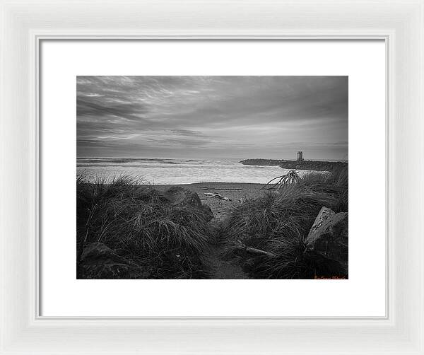 Black and white walk to the beach - Framed Print