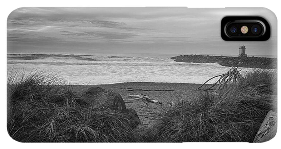 Black and white walk to the beach - Phone Case