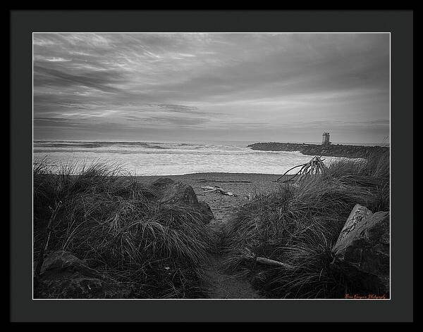 Black and white walk to the beach - Framed Print