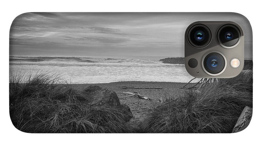 Black and white walk to the beach - Phone Case