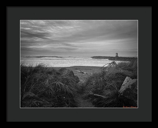 Black and white walk to the beach - Framed Print