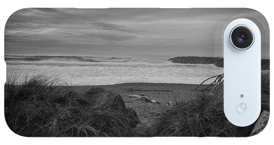 Black and white walk to the beach - Phone Case