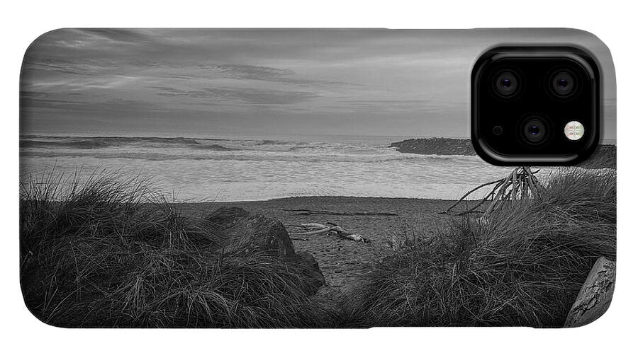 Black and white walk to the beach - Phone Case