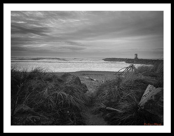 Black and white walk to the beach - Framed Print