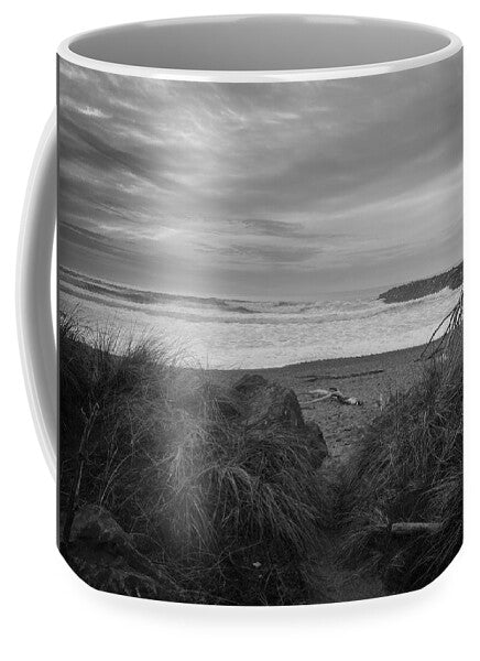 Black and white walk to the beach - Mug