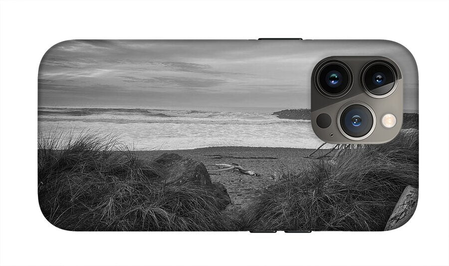 Black and white walk to the beach - Phone Case