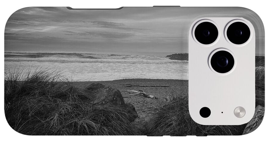 Black and white walk to the beach - Phone Case