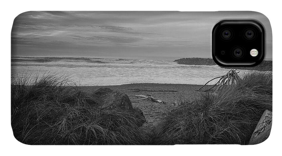 Black and white walk to the beach - Phone Case