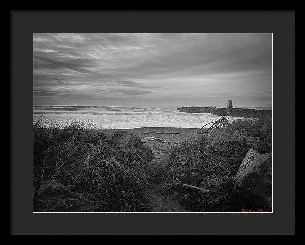 Black and white walk to the beach - Framed Print