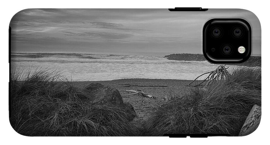 Black and white walk to the beach - Phone Case