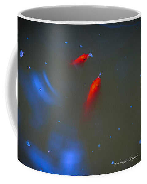 Gold fish eating - Mug